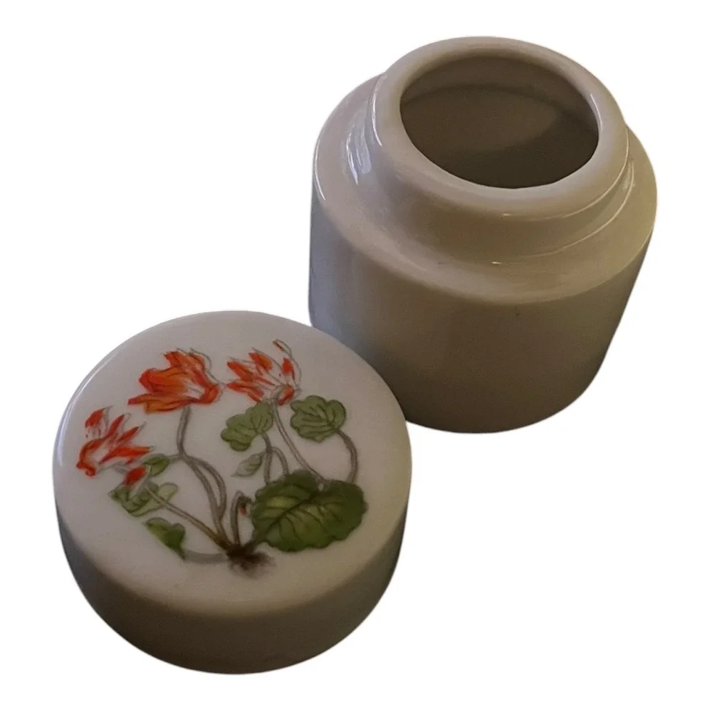 Takahashi San Francisco Vintage Porcelain Pill Box Floral White‎ Made in Japan
